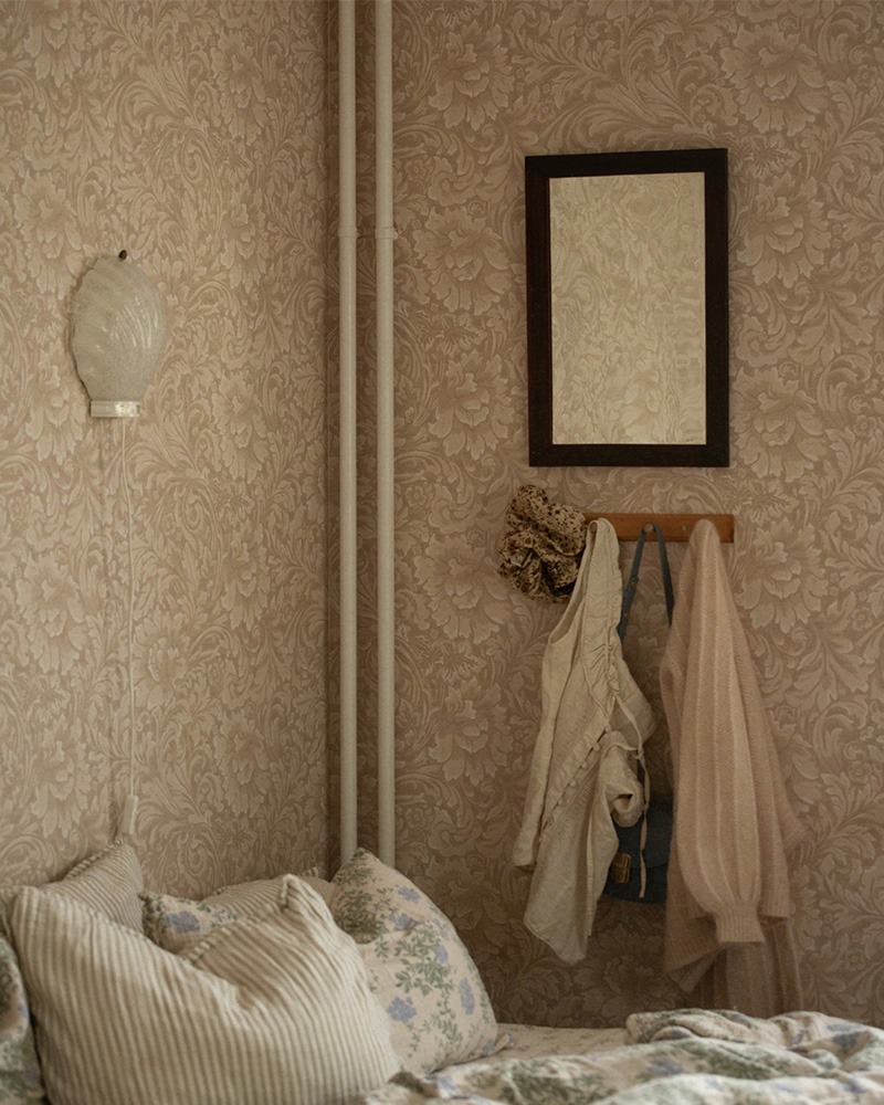 Lugna mönster och mjuka puderrosa nyanser – ett mysigt sovrum inspirerat av <b>@nathaliefelicias</b>