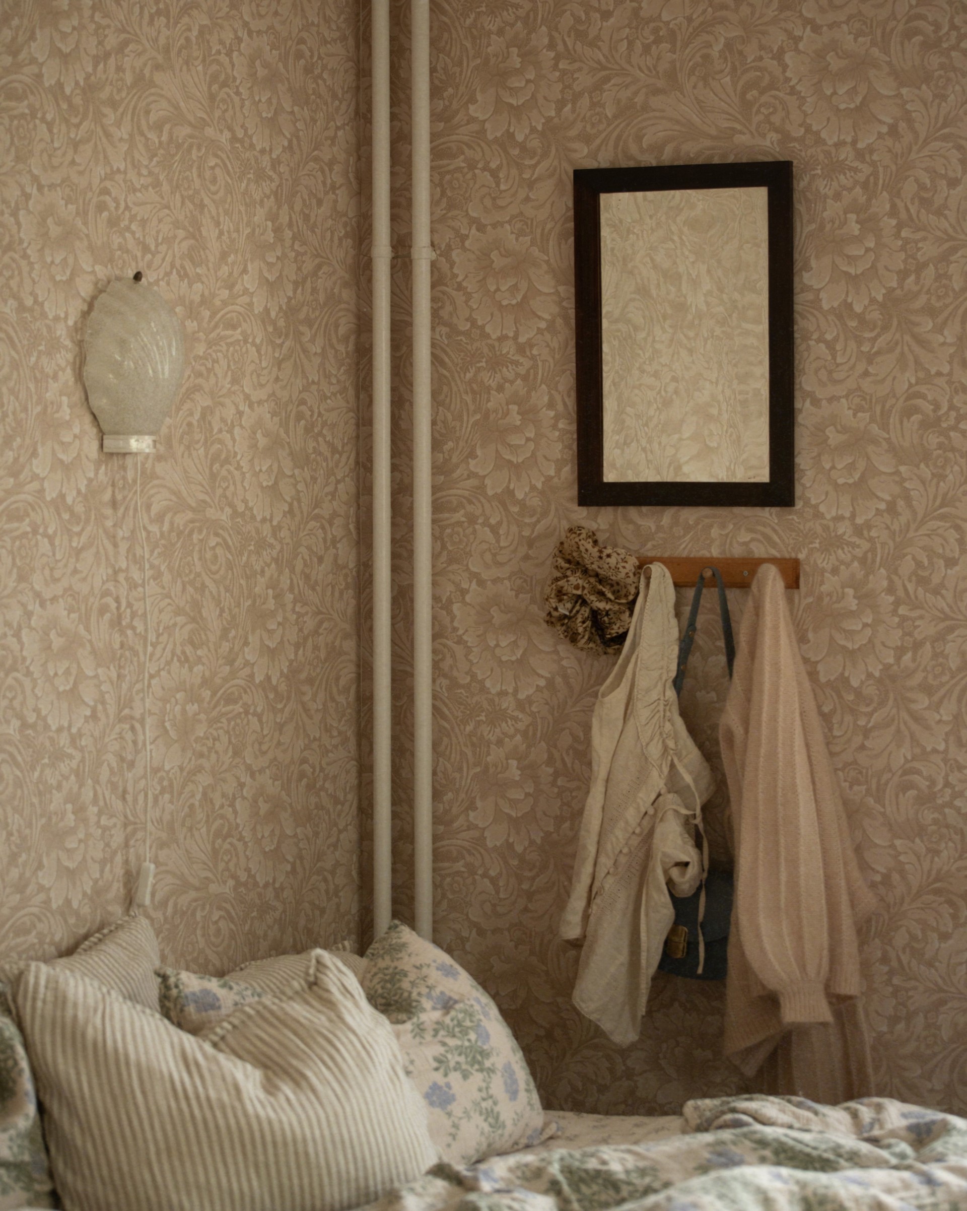 Mönstrat och puderrosa i Nathalie Silfvers sovrum